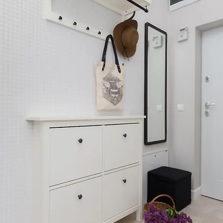 Cozy & Comfy Chodkiewicza Studio By Renters *